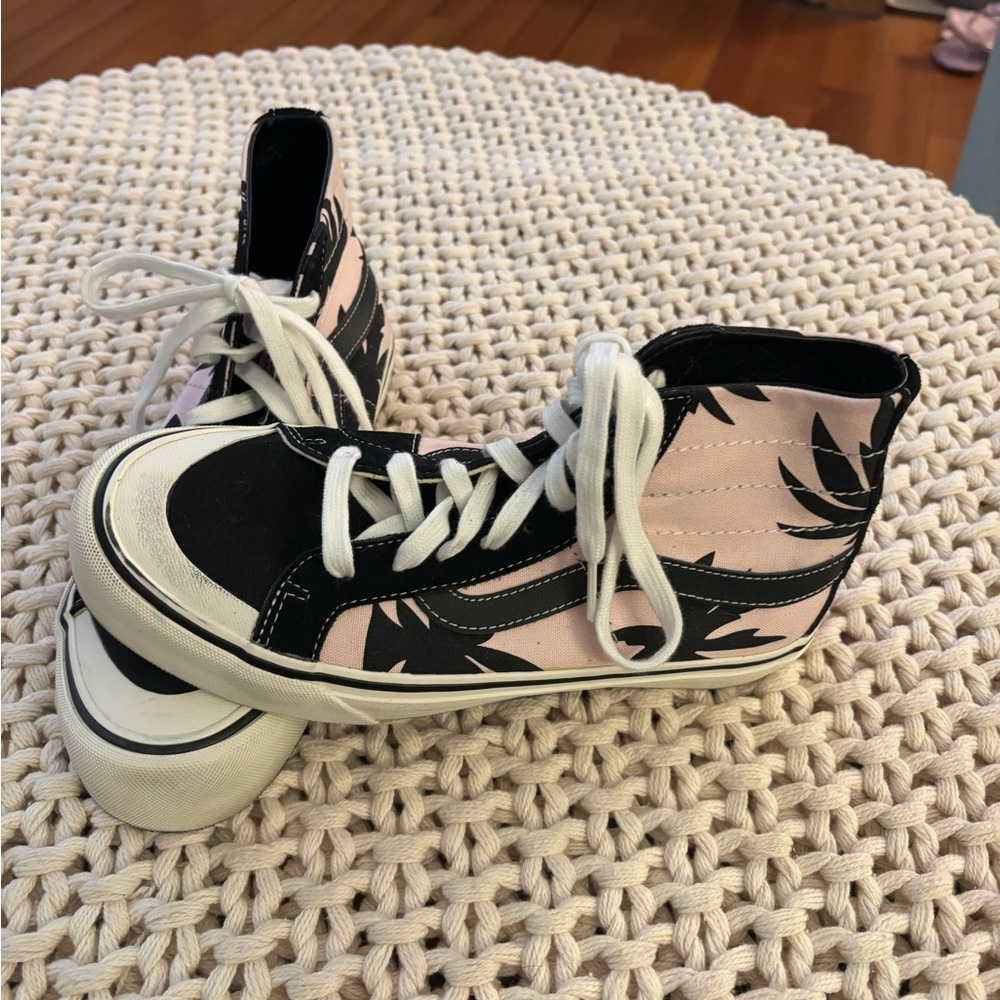 Vans Fun Stylish High-Top Sneakers. Great Condition!  Women’s SZ 7.5 Men SZ 6. - Picture 2 of 8